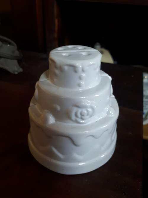 Ceramic Glazed Cake Shaped Salt @ Pepper Set