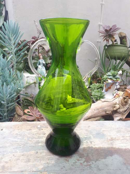 Stunning 1960`s Garlick Stores Emerald Green Glass Vase