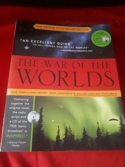 Deluxe Illustrated Edition `The War of the Worlds` H.G. Wells Includes 1938 Panic Broadcast CD