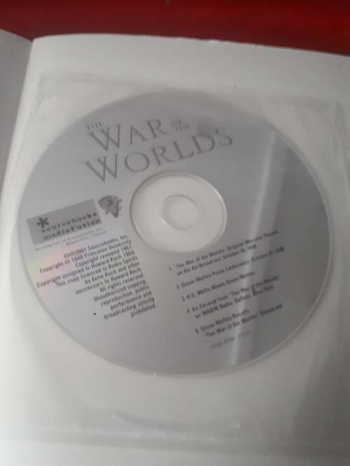 Deluxe Illustrated Edition `The War of the Worlds` H.G. Wells Includes 1938 Panic Broadcast CD