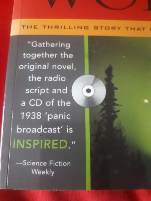 Deluxe Illustrated Edition `The War of the Worlds` H.G. Wells Includes 1938 Panic Broadcast CD