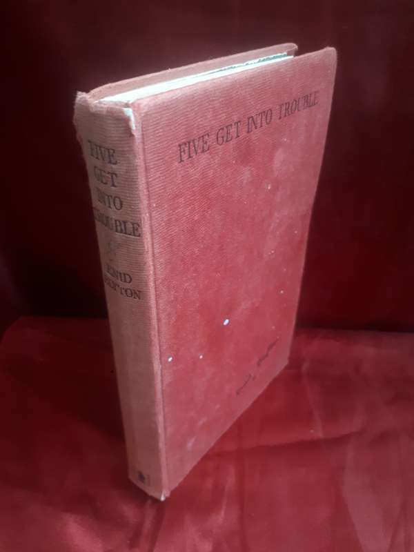 Enid Blyton `Five Get Into Trouble` 1970 Clothcover