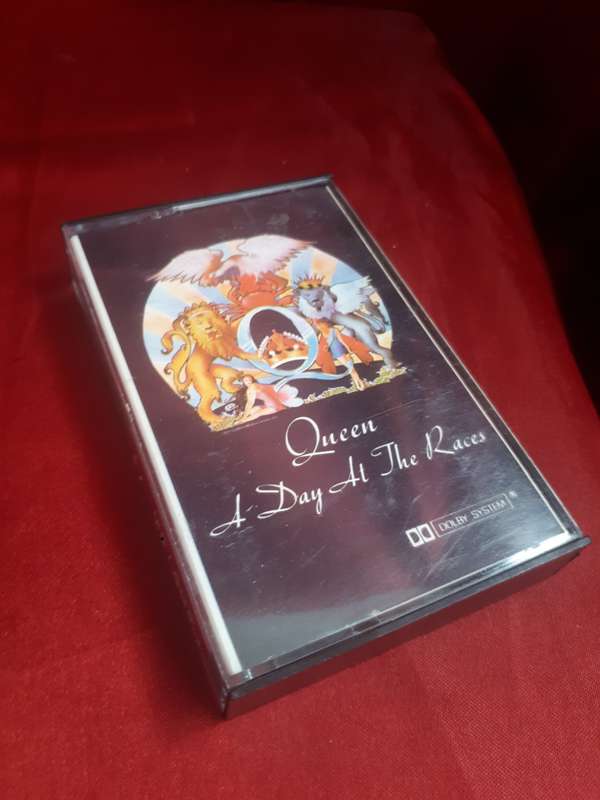 QUEEN `A Day At The Races` CASSETTE