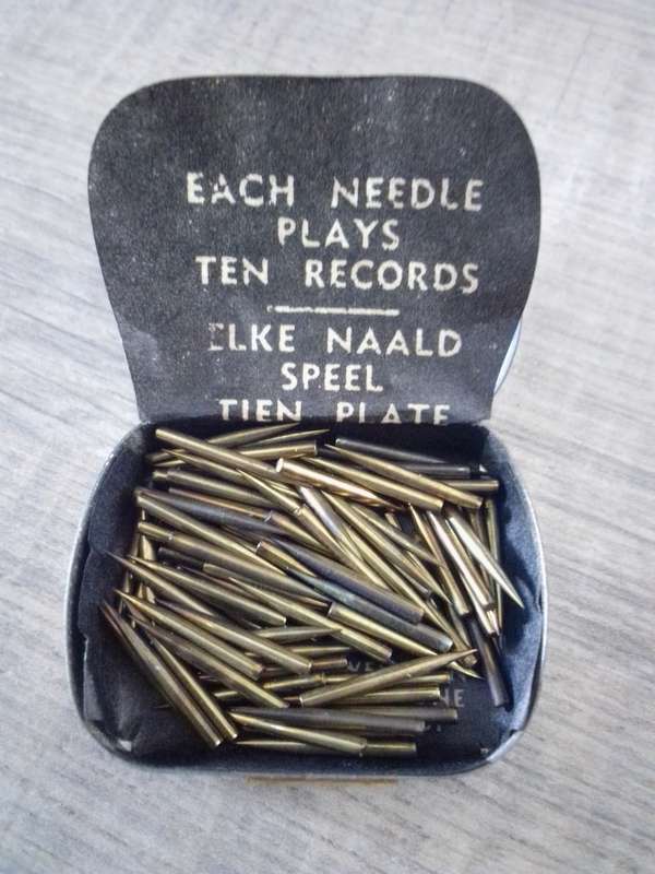 Gallotone De Luxe Gold Gramophone Needles In Original Tin (91/100)
