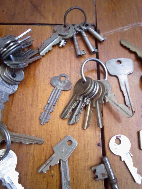 500 + (5KG) Vintage Keys / Locks - See Description And Photos