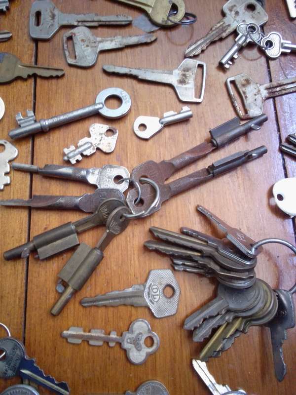 500 + (5KG) Vintage Keys / Locks - See Description And Photos