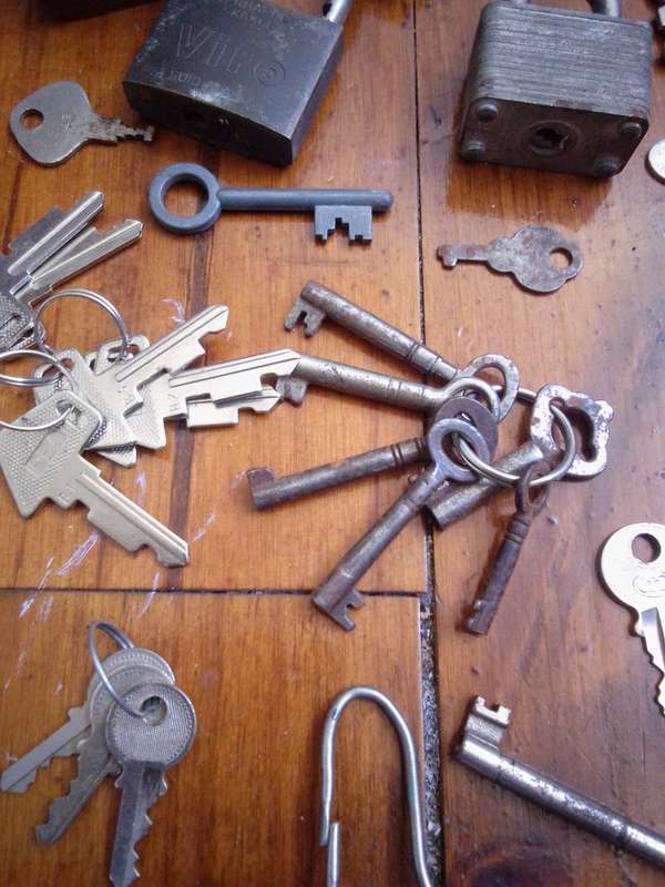 500 + (5KG) Vintage Keys / Locks - See Description And Photos