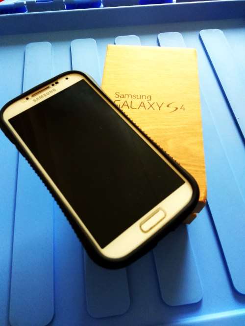 Samsung Galaxy S4  -32GB- White Frost - Local Stock +Cover + Screen Tempered Glass