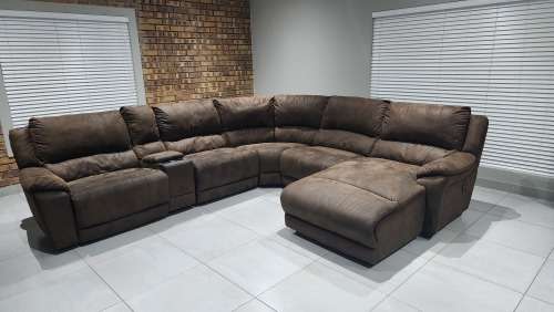 BEAUTIFUL LOUNGE SUITE PAID R30K FOR IT
