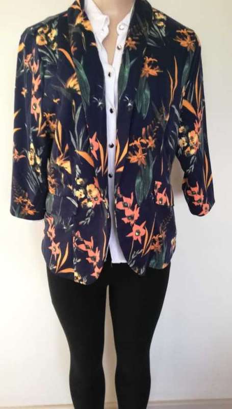 Beautiful Floral Blazer/shrug