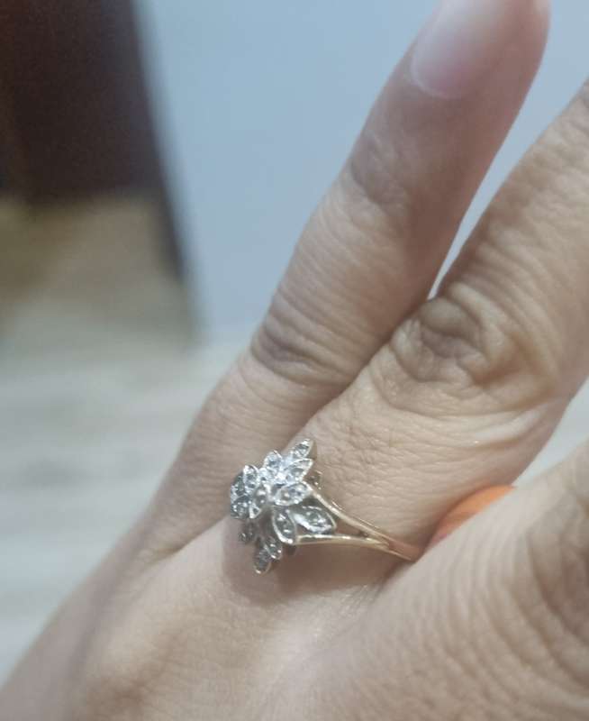 Beautiful 9ct Cluster Ring