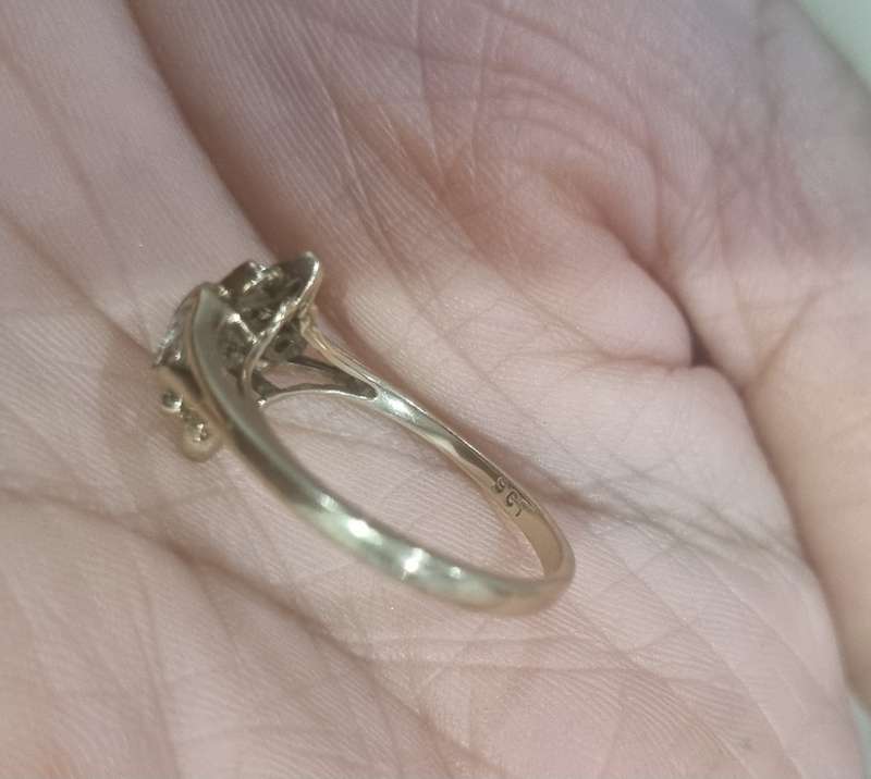 Beautiful 9ct Cluster Ring
