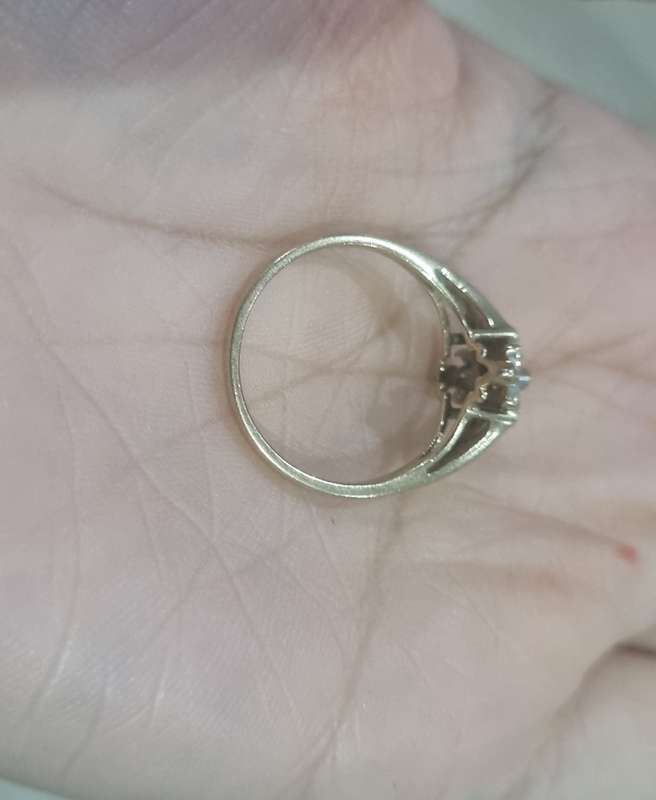 Beautiful 9ct Cluster Ring