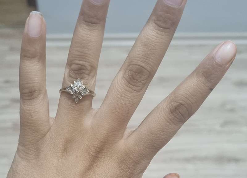 Beautiful 9ct Cluster Ring