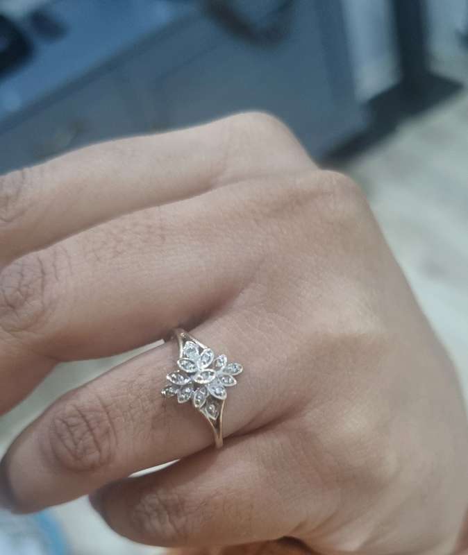 Beautiful 9ct Cluster Ring