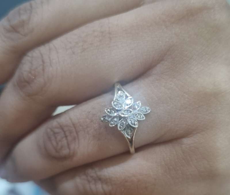 Beautiful 9ct Cluster Ring