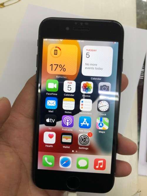 iPhone SE 2020. 64GB. Super clean. No scracthes at all. High sensitivity home button.