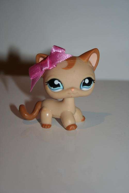 Littlest Pet Shop Tan Cat with bow