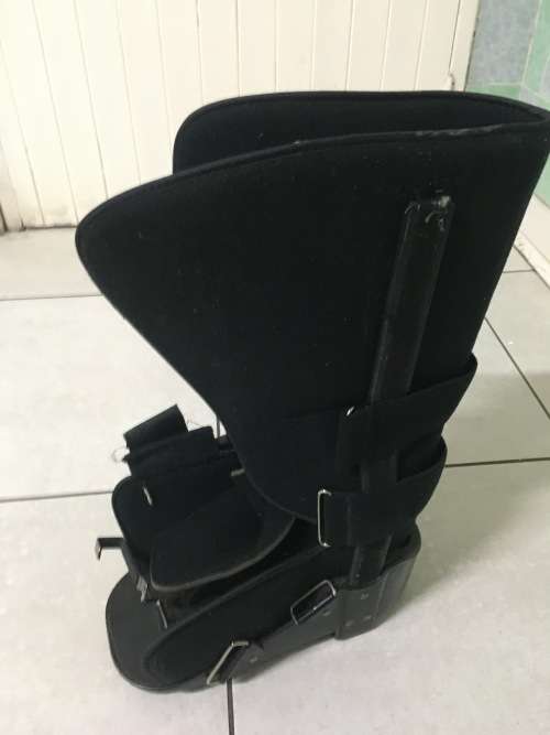LEG BRACE