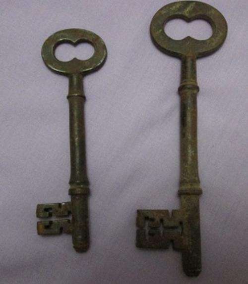 VINTAGE KEYS - LOT OF 2