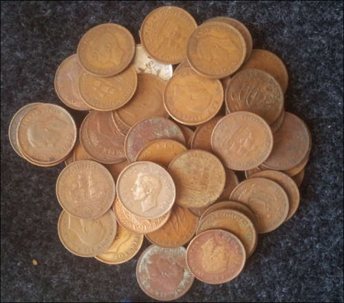 ***REDUCED FROM R150***MIXED LOT OF 40 1/2 PENNY'S - UNION OF SOUTH AFRICA & GREAT BRITAIN***