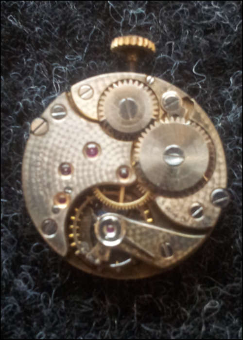***OLD OMEGA WATCH MECHANISM IDEAL FOR WATCH MAKER LOOKING FOR SPARES OR COLLECTOR***