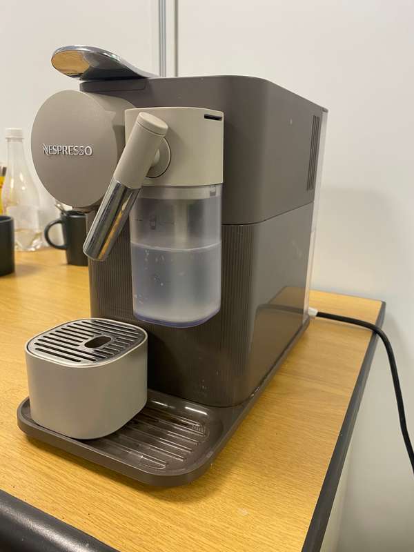 Nespresso Lattissima One Touch NO RESERVE