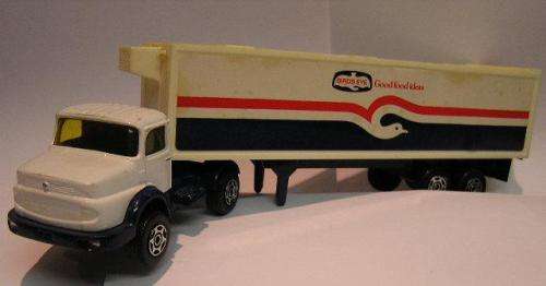 Corgi Diecast Model 2020 Mercedes Benz Truck +  Refrigerator Trailer Made in Great Britain 1/64 scal