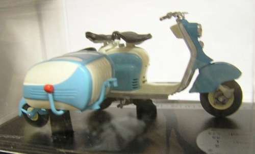 Solido Diecast Model Motorcycle Bike Lambretta LD 125 Scooter & trailer 1956 1/18 scale new in pack