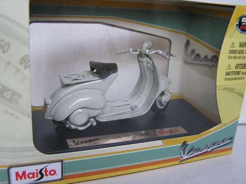 Maisto Diecast Vespa Scooter Collection 125 U 1953 1/18 scale new in pack