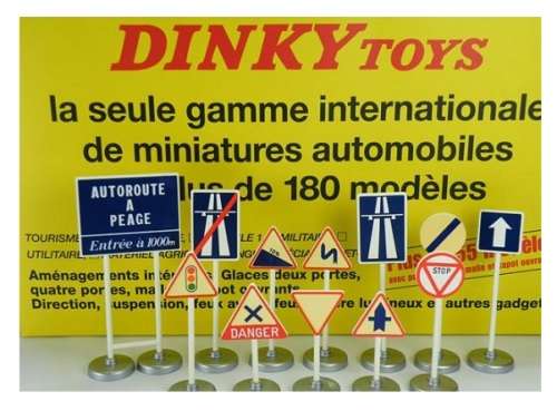 DeAgostini Diecast Model Car Dinky Collection No 593 Road Signs 1/43 scale new in pack
