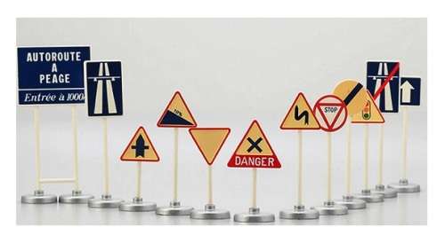 DeAgostini Diecast Model Car Dinky Collection No 593 Road Signs 1/43 scale new in pack