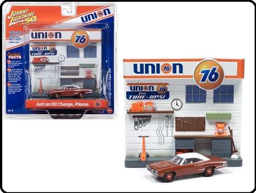 Johnny Lightning Diecast Model Car & Diorama Dodge Super Bee 1970 + Union 76 Workshop 1/64 scale new