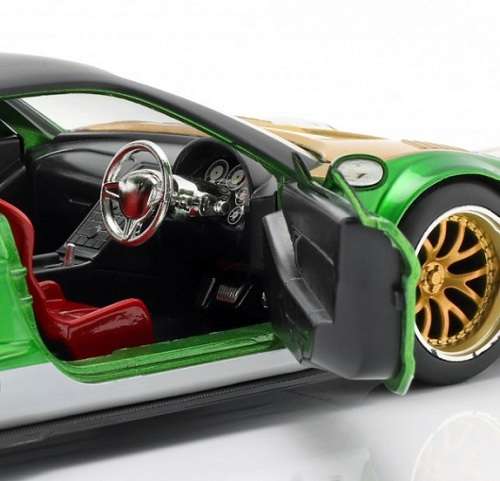 JADA Diecast Model Car 31909 Honda NSX Type R Japan Spec 2002 + Green Ranger Power Rangers Figurine