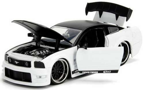 JADA  Diecast Model Car Bigtime Muscle 99973 Ford Mustang GT 2006 1/24 scale new in pack