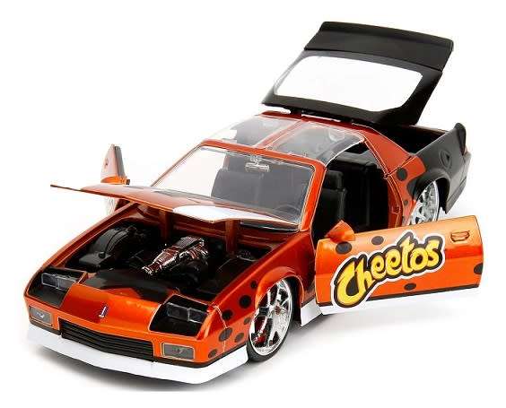 JADA Diecast Model Car 34384 Chevy Chevrolet Camaro Z 28 Z28 1985 and Chester Cheetah figure Cheetos