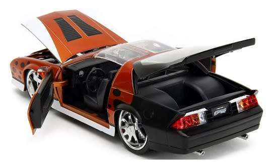 JADA Diecast Model Car 34384 Chevy Chevrolet Camaro Z 28 Z28 1985 and Chester Cheetah figure Cheetos
