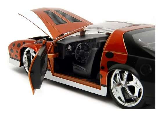 JADA Diecast Model Car 34384 Chevy Chevrolet Camaro Z 28 Z28 1985 and Chester Cheetah figure Cheetos