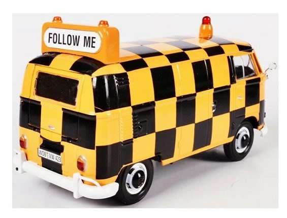 Motormax Motor Max 79550 VW Volkswagen Kombi T 1 T1 Panelvan Airport "Follow Me" 1/24 scale