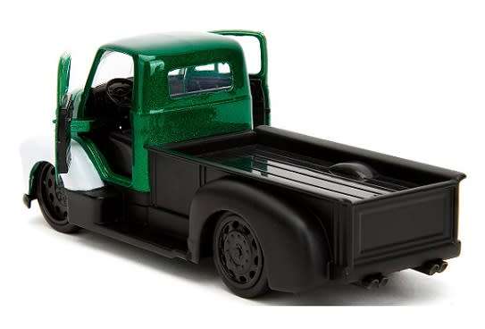 JADA Diecast Model Car Hollywood 33093 Chevy Chevrolet COE Pickup 1952 + Green Lantern Figurine DC