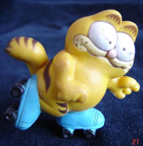 GARFIELD FIGURINE - ROLLER SKATING: 1978, 1981 UNITED FEATURE SYNDICATE, INC. PRODUCT OF HONG K0NG