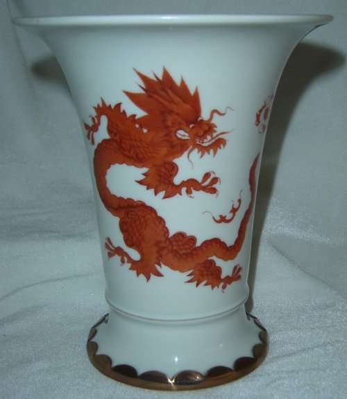 COLLECTABLE MEISSEN  WITH RED MING DRAGON MOTIF FLOWER VASE