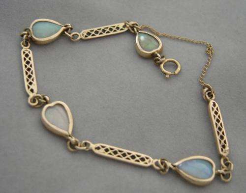 VINTAGE 9ct GOLD AND FIERY OPAL HEART BRACELET