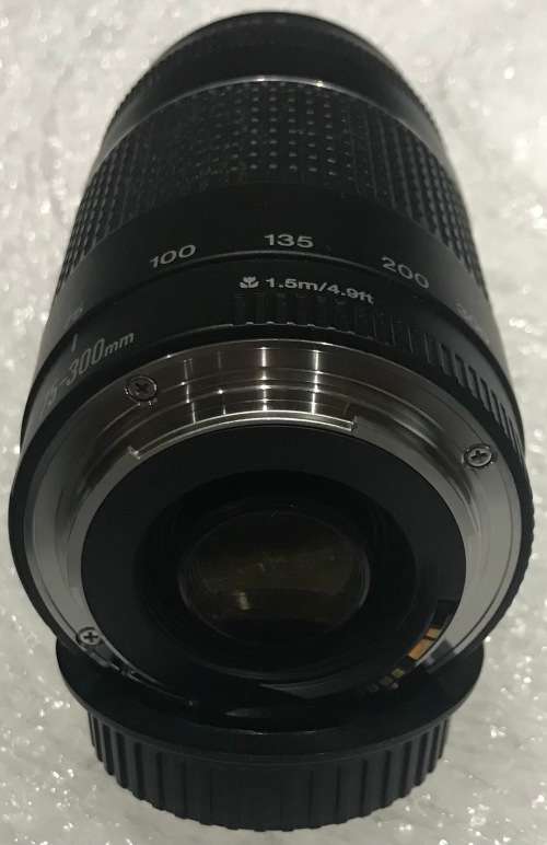 CANON 75-300mm 4-5.6 III LENS IN GOOD WORKING CONDITION