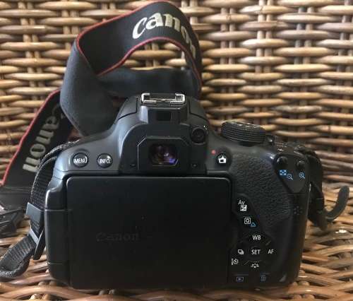 CANON 700D DSLR CAMERA  with 18-55mml LENS IN GOOD WORKING CONDITION
