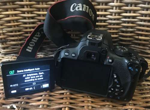 CANON 700D DSLR CAMERA  with 18-55mml LENS IN GOOD WORKING CONDITION