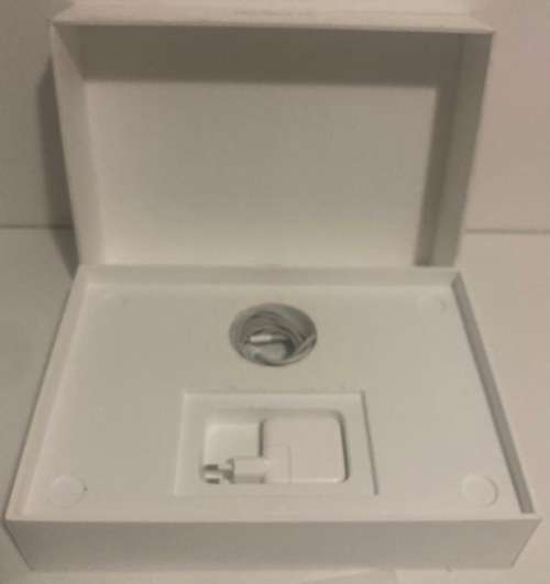 MacBook Air (M1, 2020)  Apple M1 Chip  8GB RAM 256GB SSD Excellent Condition