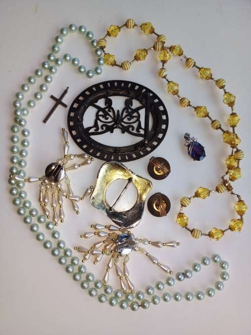 Lot of Vintage costume jewelery
