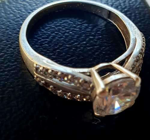925. Silver Vintage Ring with beautiful stones, very good condition