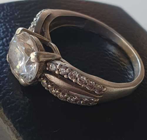 925. Silver Vintage Ring with beautiful stones, very good condition
